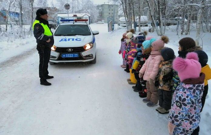 Дорожная полиция Усинска провела занятия в детском саду №8