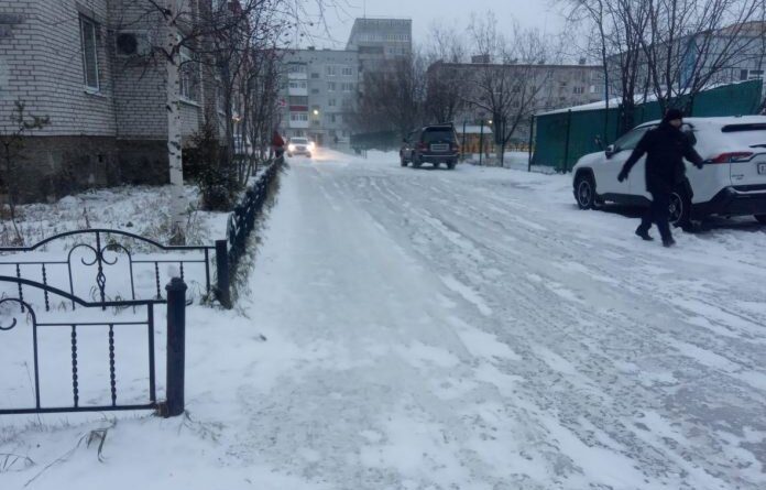 Дорожники и коммунальщики Усинска продолжают уборку снега по сигналам в соцсетсях