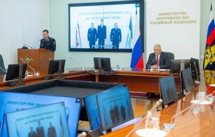 Два сотрудника усинской полиции получили медали от министра внутренних дел России