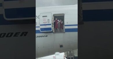 Как китайские стюардессы закрывают двери самолета: видео