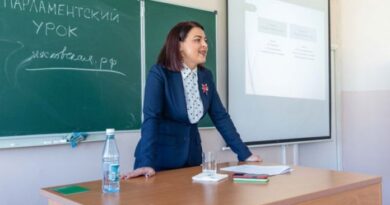 Евгения Лясковская провела «Парламентский урок» в третьей школе