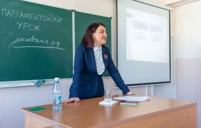 Евгения Лясковская провела «Парламентский урок» в третьей школе