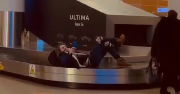 Мужчина прокатился на багажной ленте в аэропорту: видео