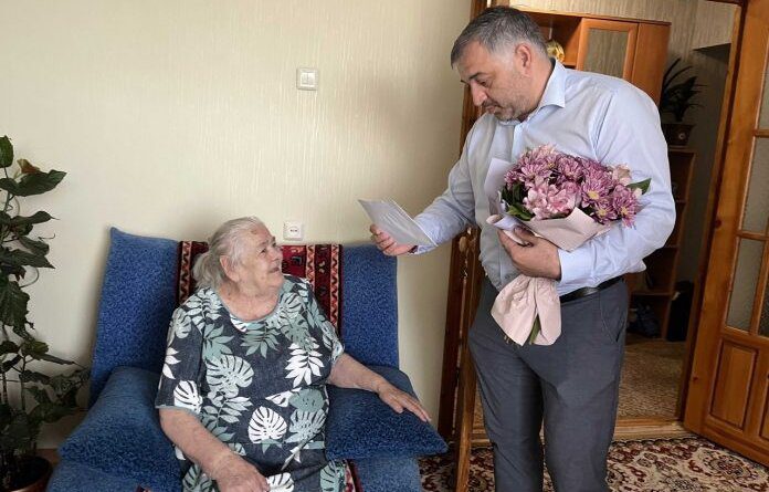 Глава города поздравил с 95-летием жительницу Усинска