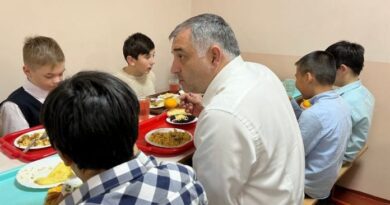 Глава Усинска Николай Такаев проверил, как кормят детей во второй школе