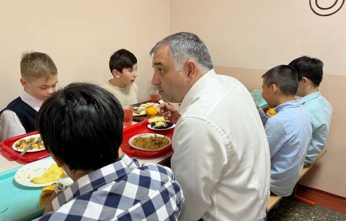 Глава Усинска Николай Такаев проверил, как кормят детей во второй школе