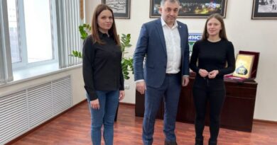 Глава Усинска Николай Такаев вручил ключи от квартиры