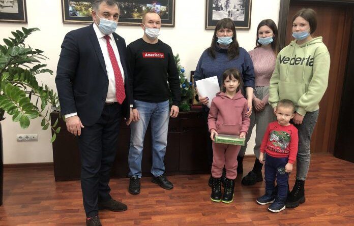 Глава Усинска Николай Такаев вручил семье из Денисовки денежный сертификат