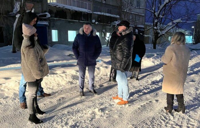 Глава Усинска осмотрел вчера дворы и жилой фонд УО «Строймастер»