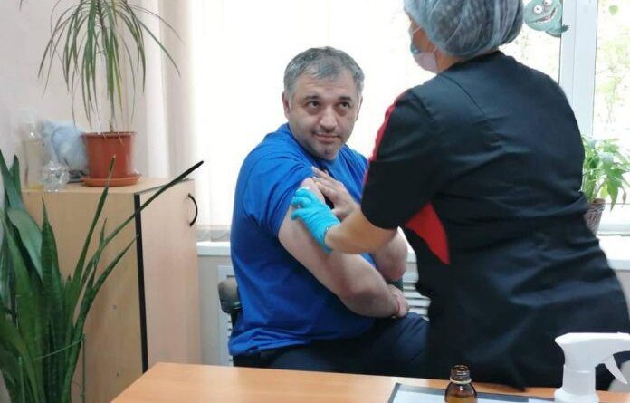 Глава Усинска завершил вакцинацию от коронавируса