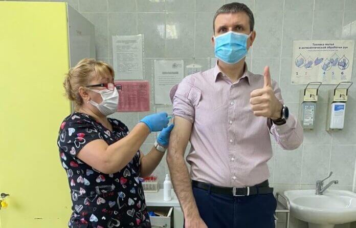 Главврач Усинской ЦРБ Максим Чуркин привился от гриппа