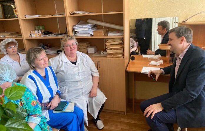 Главврач Усинской ЦРБ: “Обсудили работу со школьниками, чтобы предотвратить дефицит кадров в участковой больнице”
