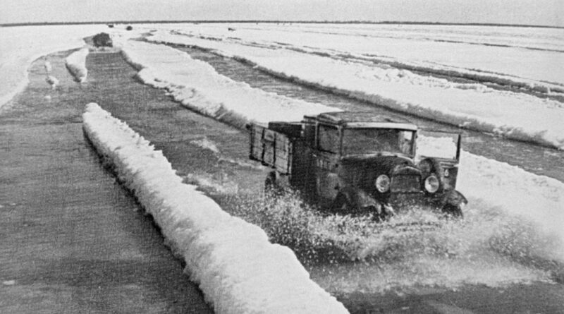 <p>СССР. Ленинградская область. Доставка грузов в осажденный Ленинград по льду Ладожского озера во время Великой Отечественной войны.&nbsp;25 января 1943 года</p>