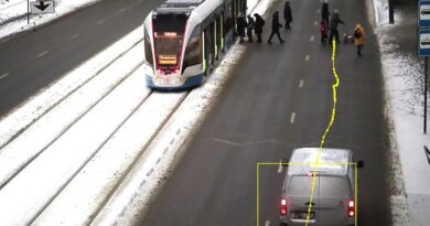 Камеры начали выявлять водителей, которые не пропускают пассажиров к трамваям :: Autonews