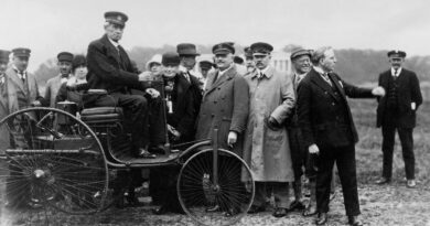 Карл Фридрих Бенц на своем первом трехколесном автомобиле 1885 года выпуска на параде Allgemeine Schnauferl Club в Мюнхене в 1925 году