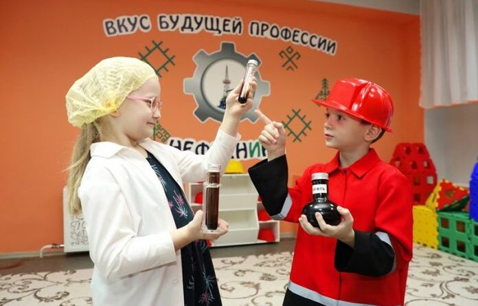 Маленькие нефтяники: Усинский детский сад №14 открыл тематический кабинет “Нефтени́ка” при поддержке ЛУКОЙЛа