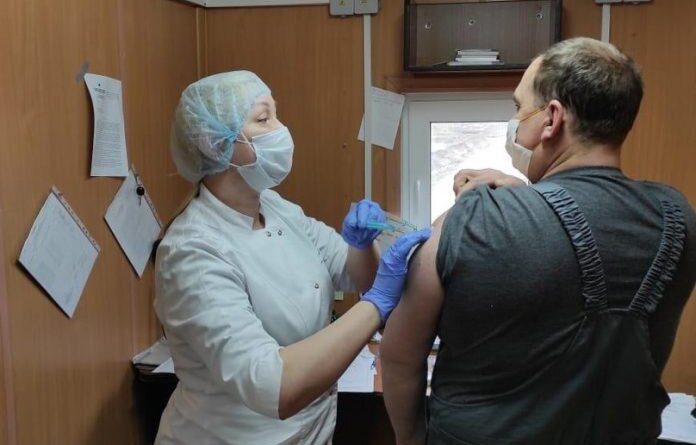 Медики из Усинска выехали на месторождения в НАО для вакцинации нефтяников