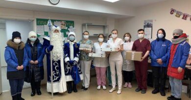 Медиков ковидных отделений Усинска поздравил Дед Мороз и Снегурочка