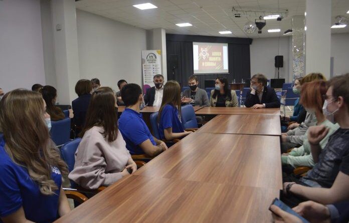 Молодёжь Усинска встретилась и пообщалась с главой города Николаем Такаевым