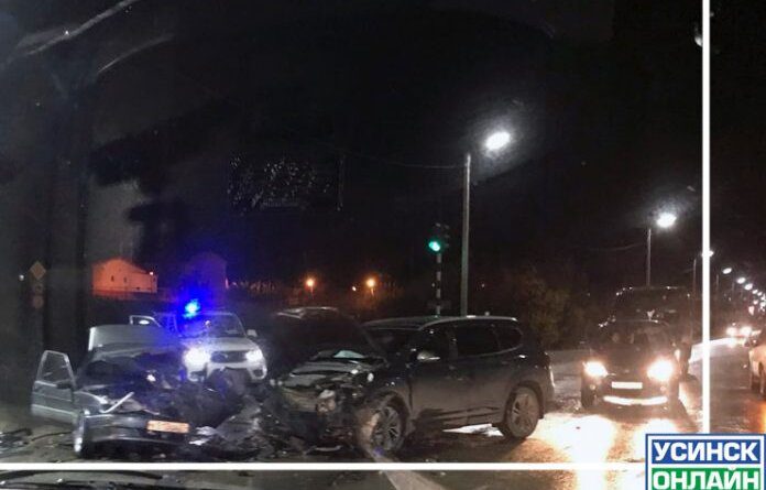 Момент аварии автомобилей в Усинске попал на видео
