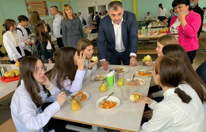 Николай Такаев лично проконтролировал качество питания в школе