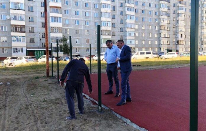 Николай Такаев лично проверяет ход стройки во дворе по Молодёжной