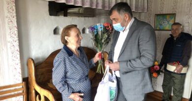 Николай Такаев поздравил жительницу деревни Сынянырд с 90-летием