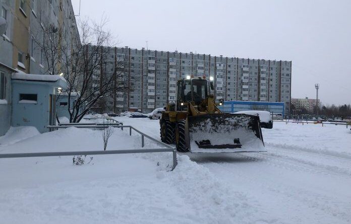 Николай Такаев проверил, как в Усинске очищают дворы и улицы от снега