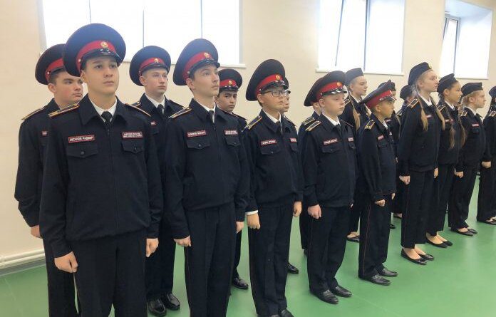 Николай Такаев вручил кадетам Усинска шевроны