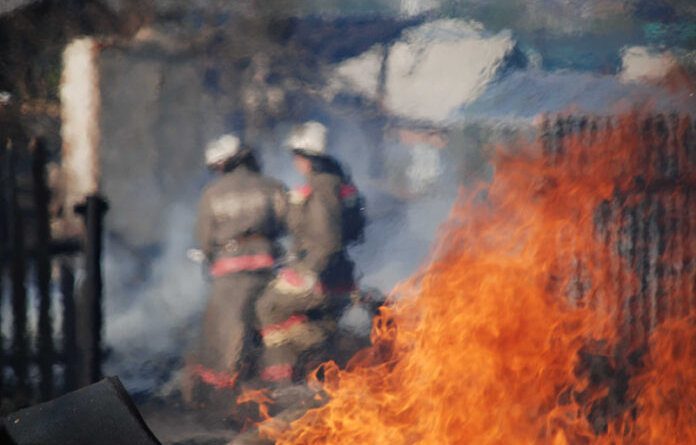 Огонь уничтожил дачный дом в Усинске