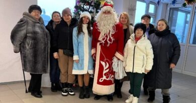 Пациентов Усинской больницы поздравили с наступающими праздниками