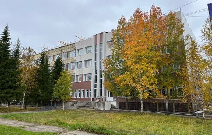 При поддержке ЛУКОЙЛа в Усинске продолжается ремонт фасада здания филиала УГТУ