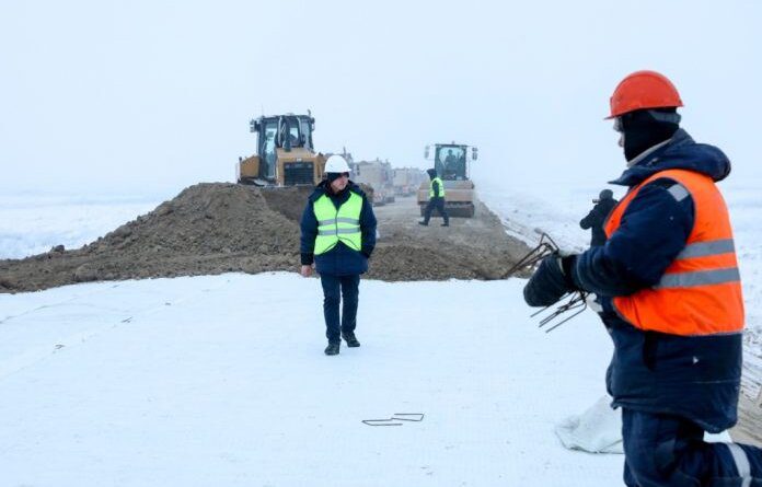Работы по строительству дороги в Усинск идут масштабно, быстро и качественно