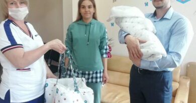 Самой юной жительнице Усинска вручили подарок от Республики Коми