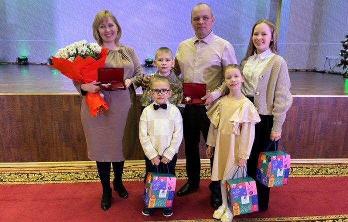 Семье Мартюшовых вручили медаль ордена «Родительская слава»
