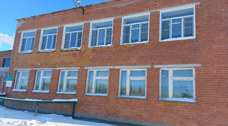 Школа в селе Мутный Материк получит новые окна благодаря усилиям сельчан
