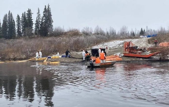 Специалисты не зафиксировали гибели рыб на месте нефтеразлива на реке Колва
