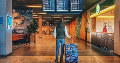 Стюардесса нашла способ избежать поломки чемодана в путешествии