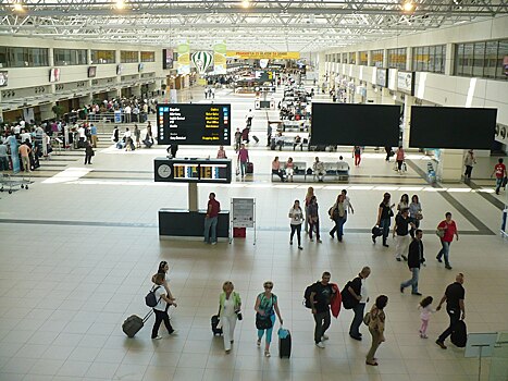 Туристы из Сибири провели ночь в аэропорту Антальи в ожидании самолета