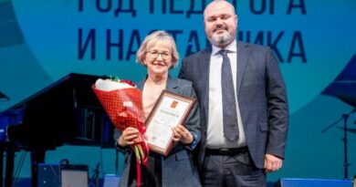 Учитель из усинского села Мутный Материк получила Благодарность от президента