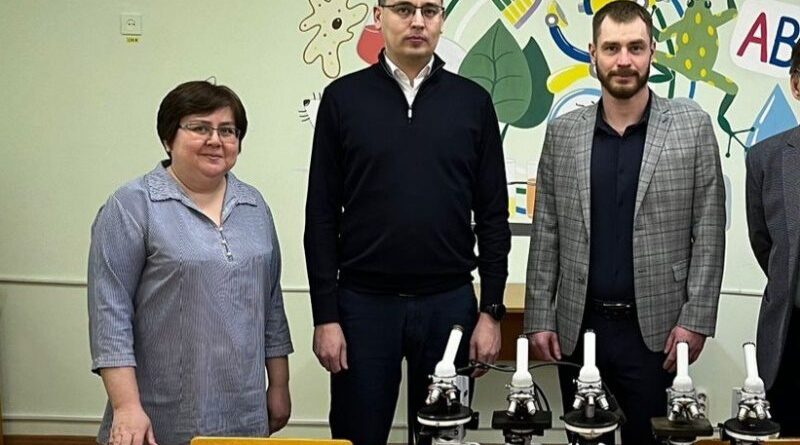 Усинская ЦРБ подарила партию микроскопов Центру дополнительного образования детей