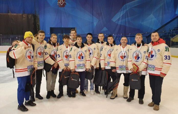 Усинская хоккейная команда “Гера” везёт домой бронзу