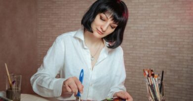 Усинский художник Виктория Высоцкая научит всех желающих лепить из глины