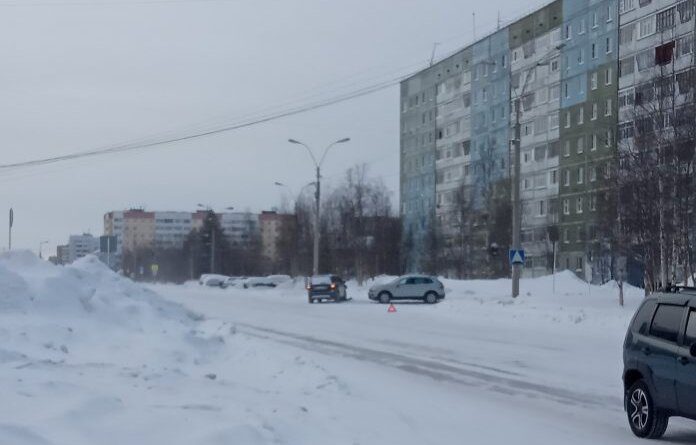 Утром два автолюбителя в Усинске не поделили выезд из двора