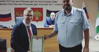 В полиции Усинска наградили сотрудников банка, спасших более 800 тысяч рублей