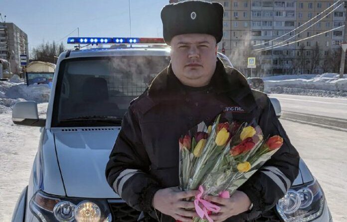 В Усинске дорожные полицейские поздравили автолюбительниц с наступающим праздником