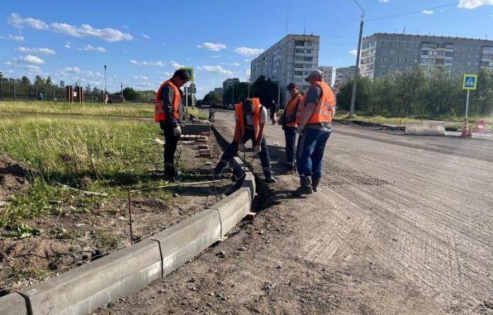 В Усинске на Пионерской улице кипит работа