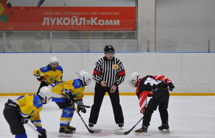 В Усинске прошли игры первенства Коми по хоккею