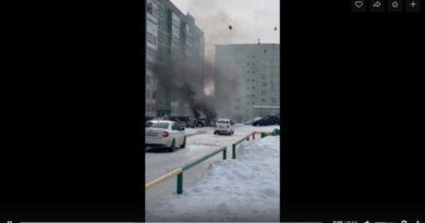 В Усинске сгорел автомобиль во дворе жилого дома