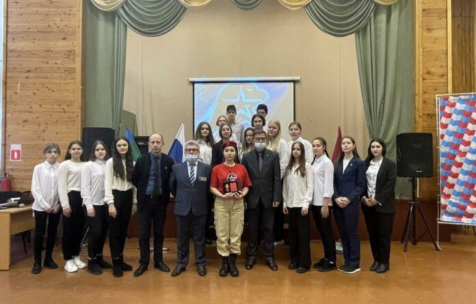 В Усинске школьницы-юнармейцы получили медали